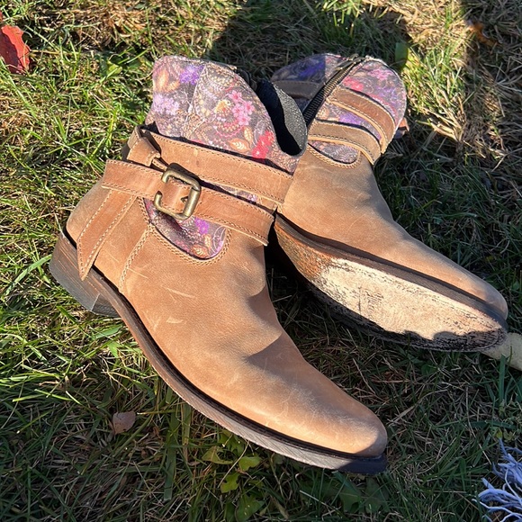 Women’s leather ankle Booties. - Picture 9 of 11